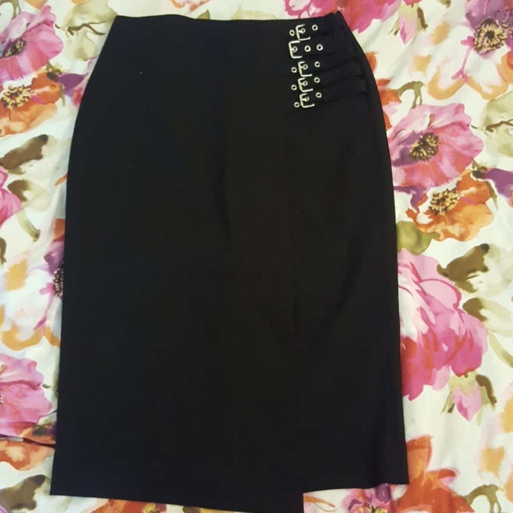 To the knee buckled pencil skirt